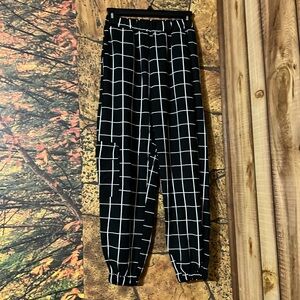 Zaful black & white size US 4 flowy fit ankle pants.